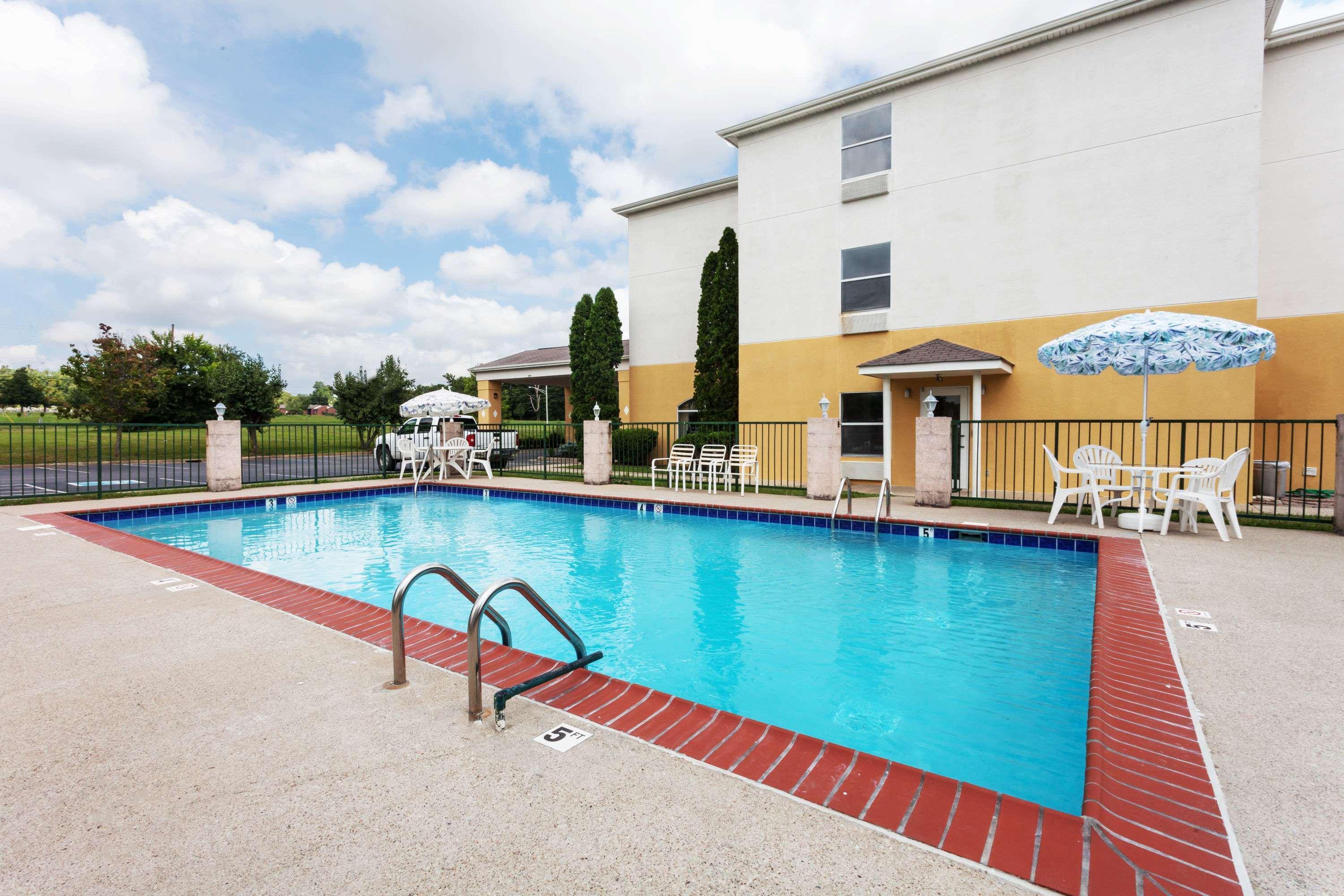 Super 8 By Wyndham La Grange Ky Hotel Exterior photo